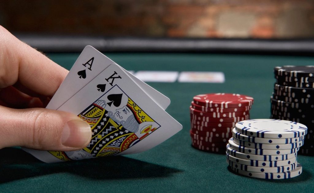 Как правильно играть покерные турниры в разных стадиях?